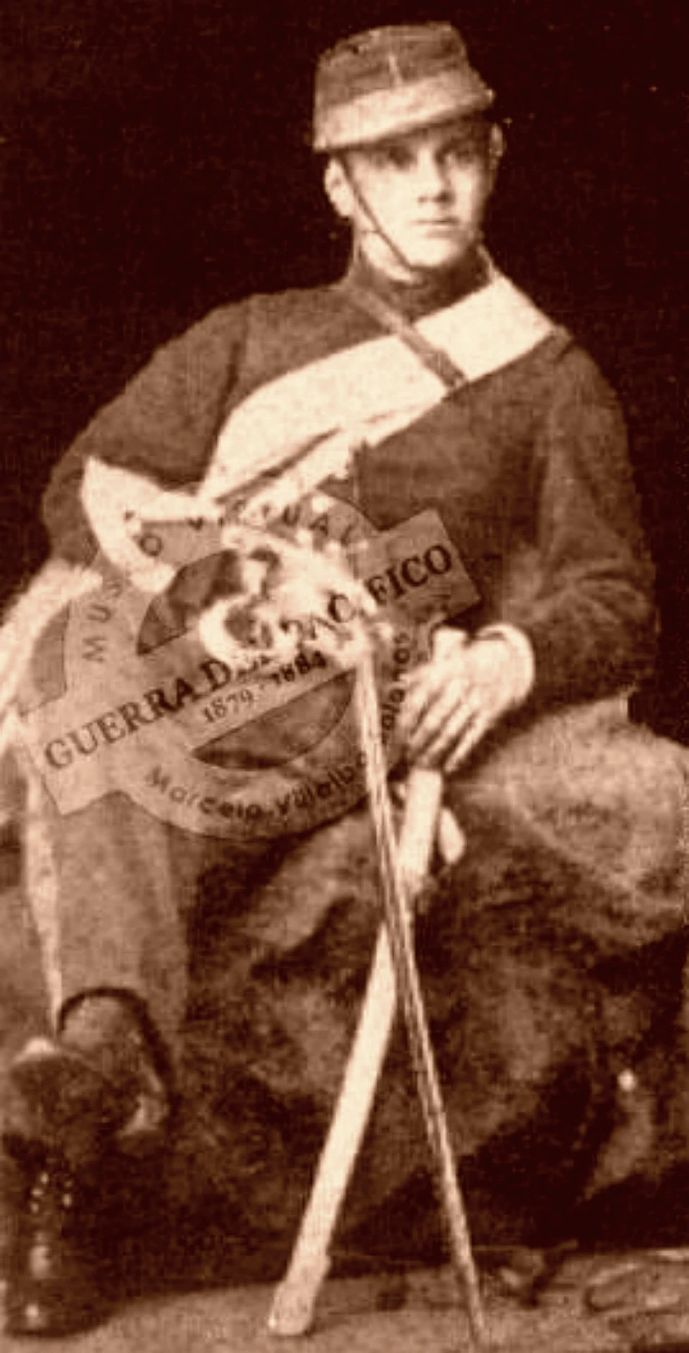 Sargento de Carabineros Fernando Pesse. Fotografía inédita de un oficial con su corvo al cinto